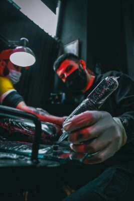 Picture of tattoo artist with a needle, Tattoo Nachsorge